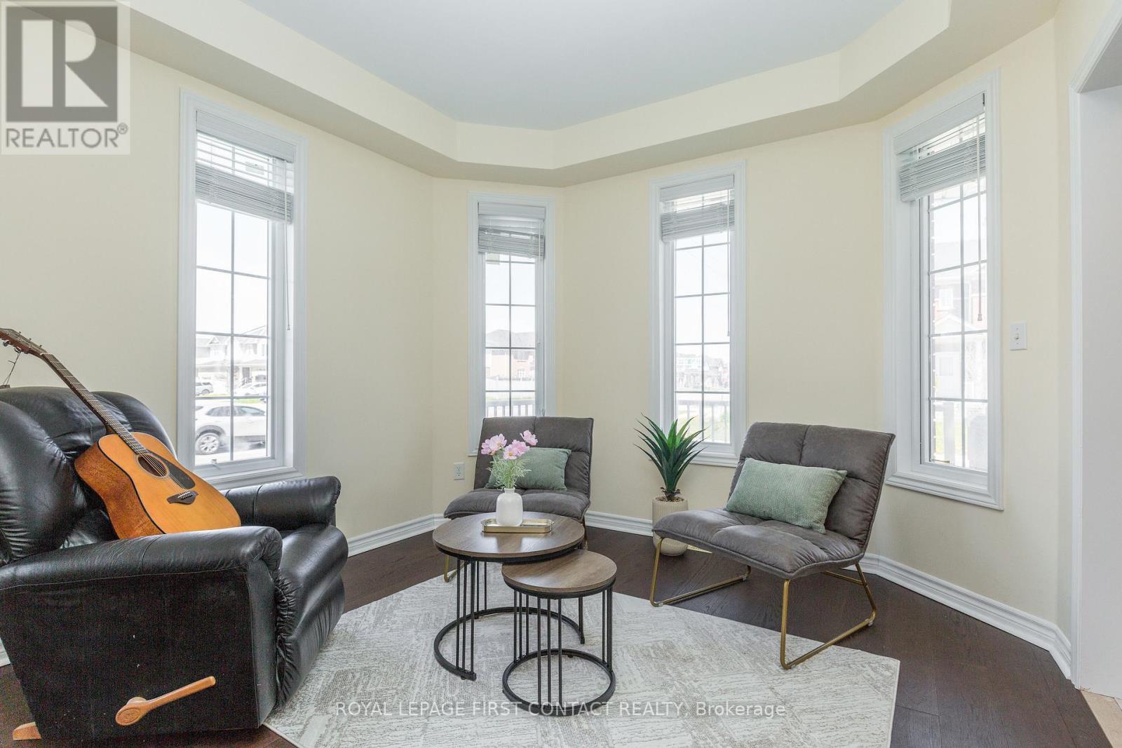 1 Griffin Gate, Barrie, ON - Indoor Photo Showing Living Room