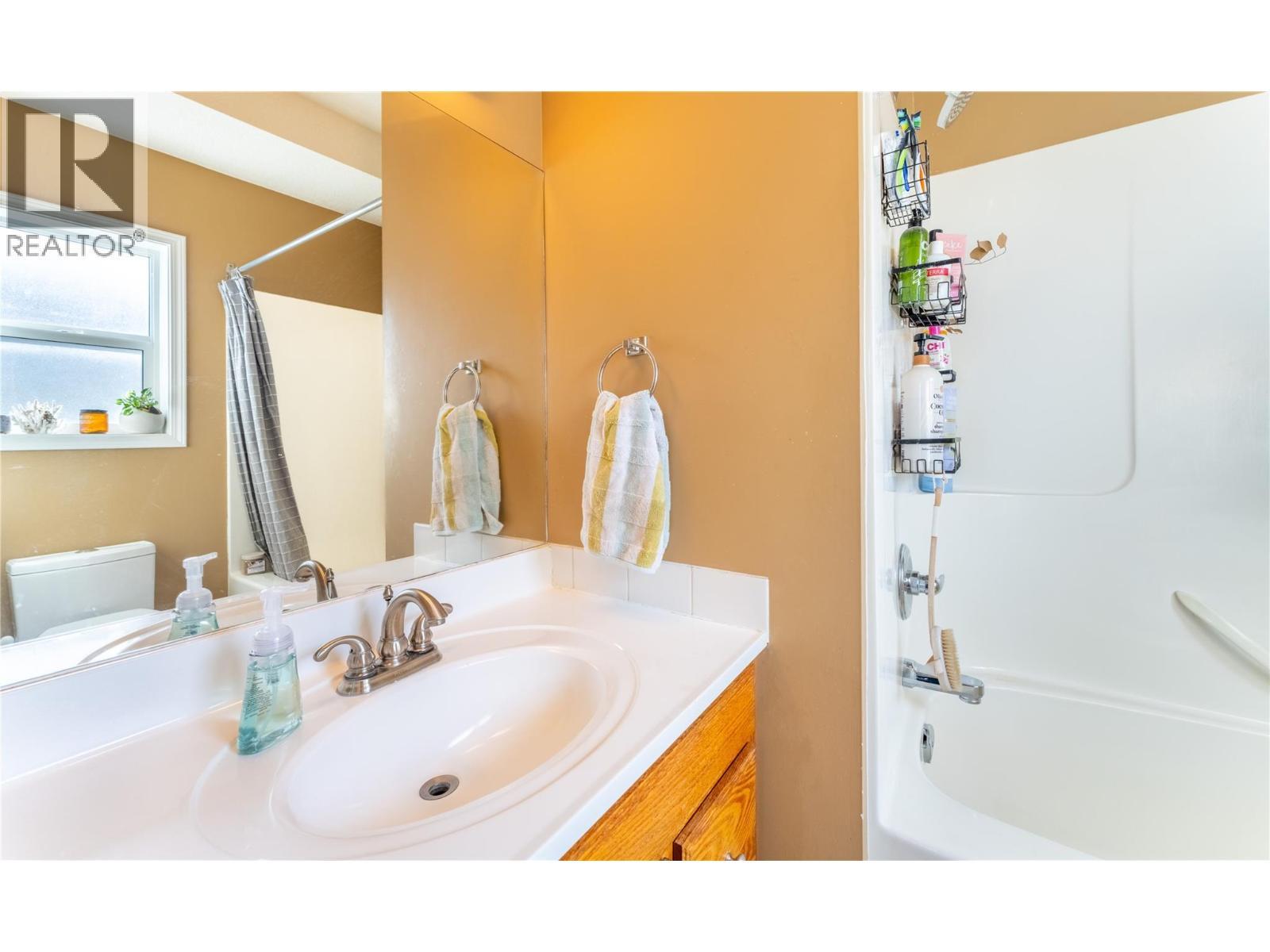 235 3Rd Avenue S, Creston, BC
