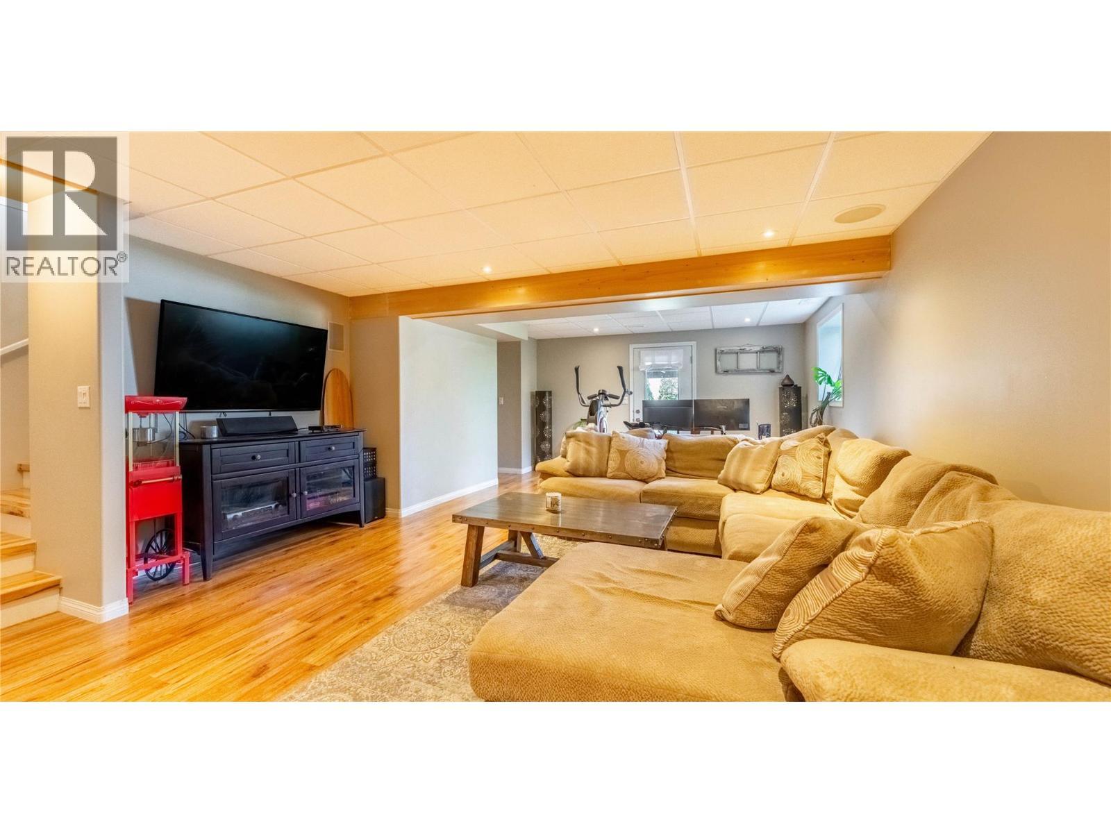 235 3Rd Avenue S, Creston, BC