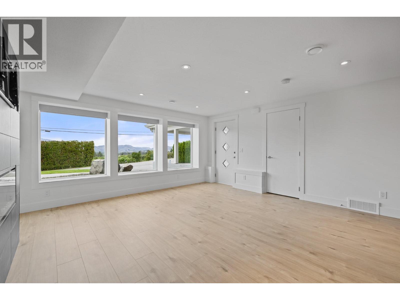 Suite living room - 1315 Dehart Road, Kelowna, BC