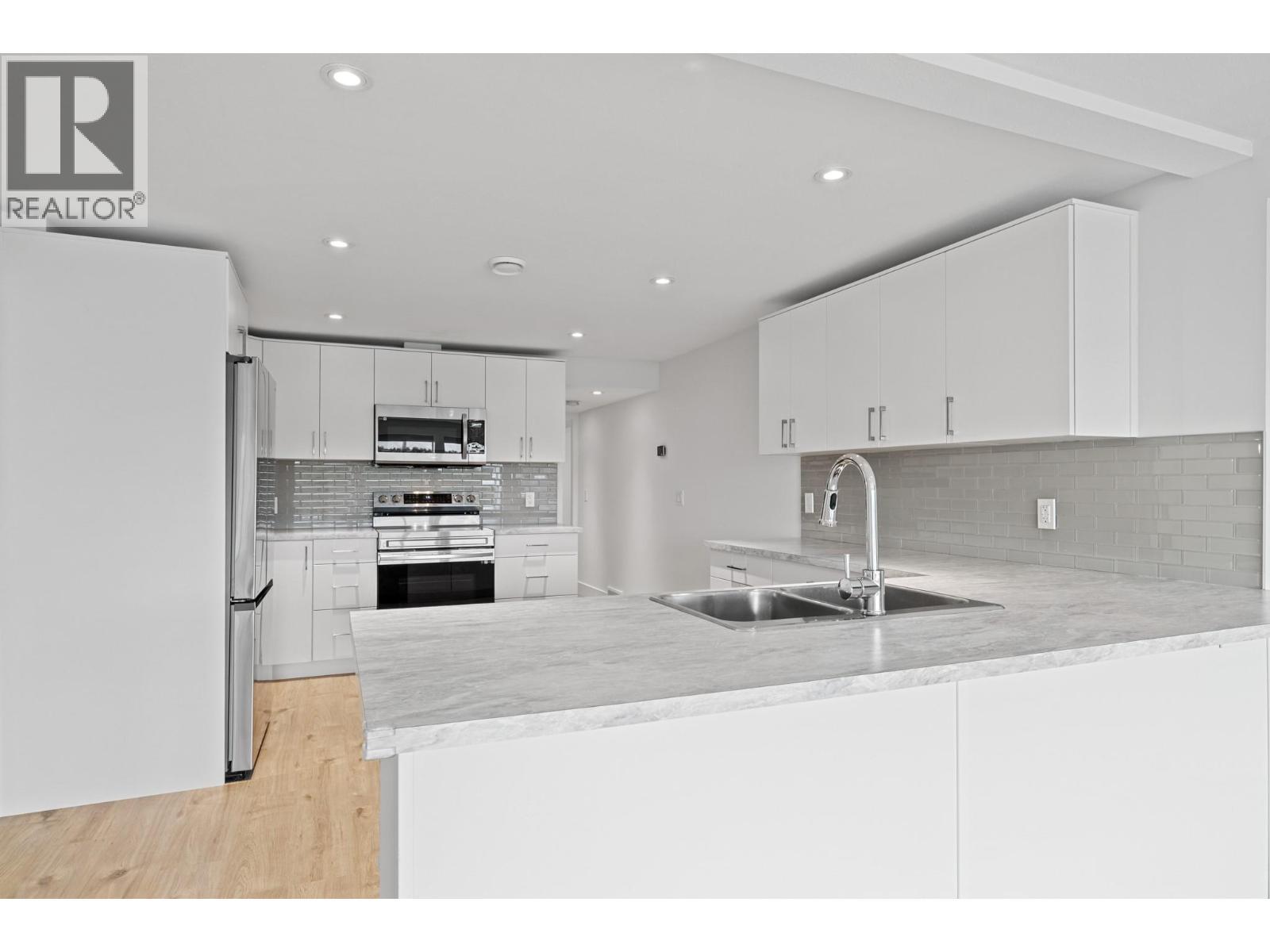 Suite kitchen - 1315 Dehart Road, Kelowna, BC