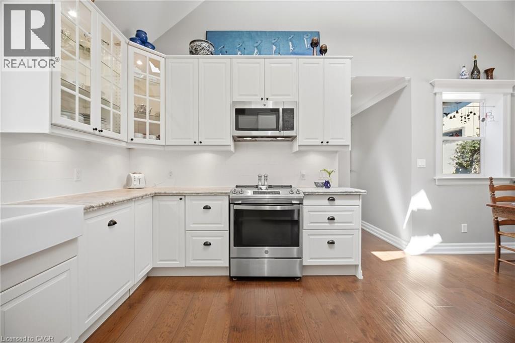 66 Chatham Street, Hamilton, ON - Indoor Photo Showing Kitchen