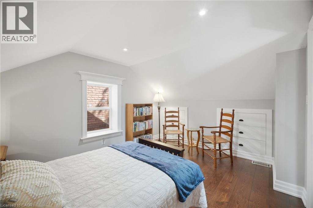 66 Chatham Street, Hamilton, ON - Indoor Photo Showing Bedroom