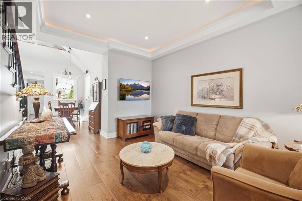 66 Chatham Street, Hamilton, ON - Indoor Photo Showing Living Room