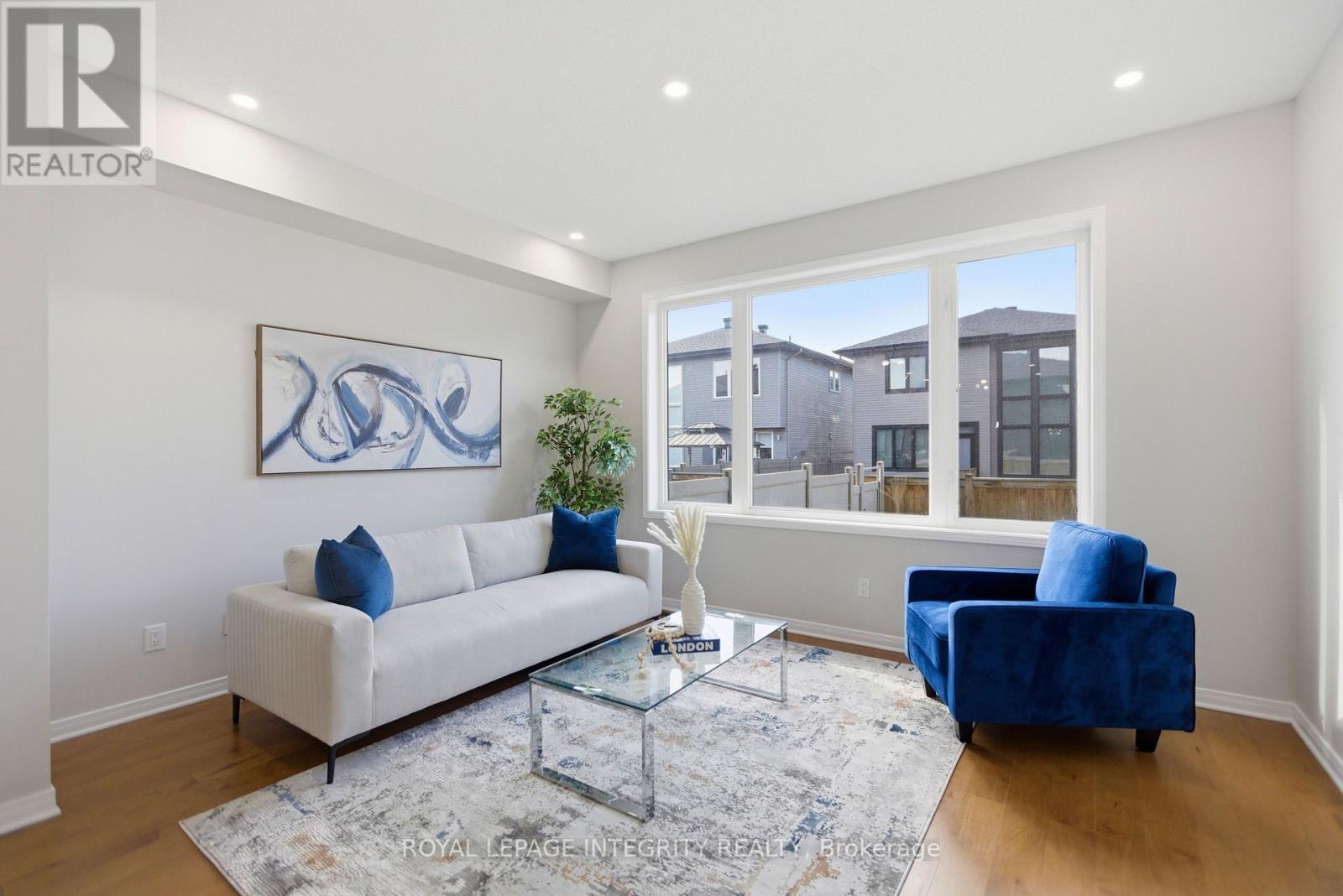 459 Cope Drive, Ottawa, ON - Indoor Photo Showing Living Room