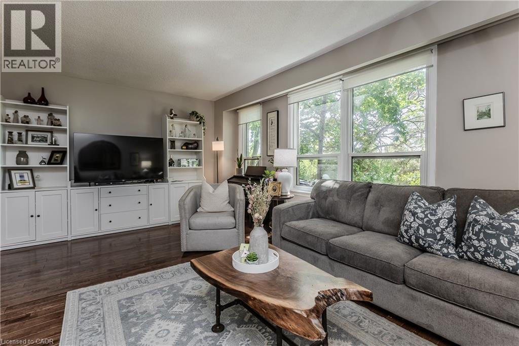 2157 Mountain Grove Avenue, Burlington, ON - Indoor Photo Showing Living Room