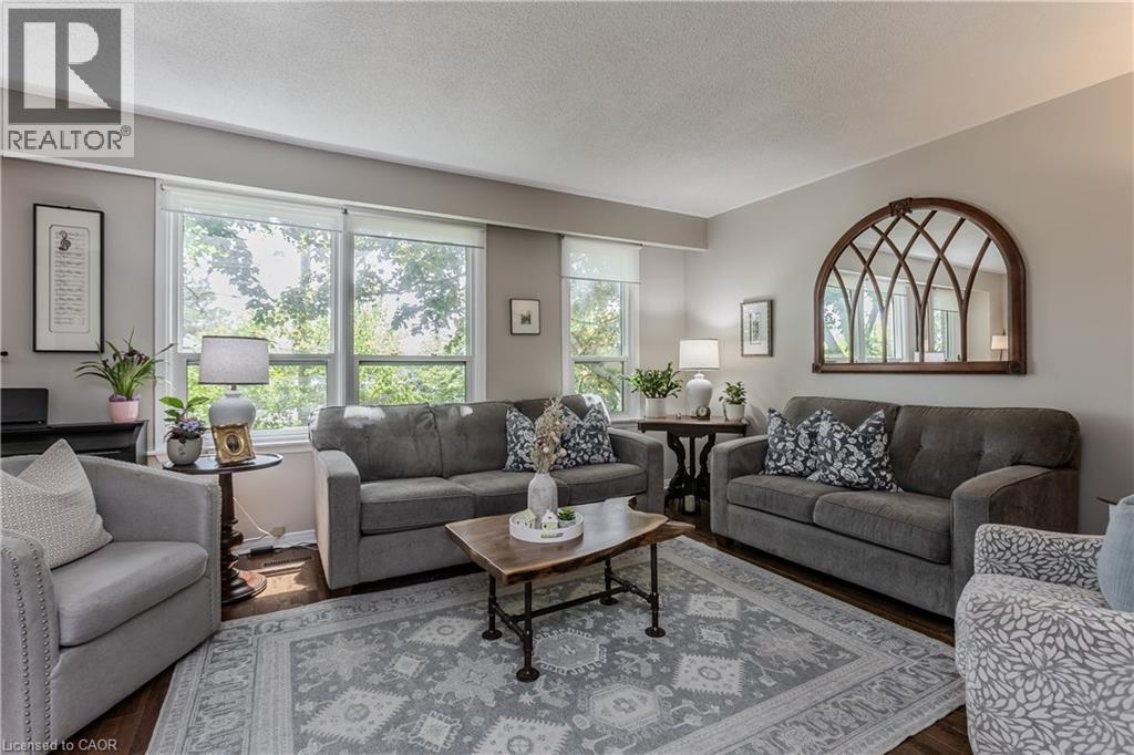 2157 Mountain Grove Avenue, Burlington, ON - Indoor Photo Showing Living Room