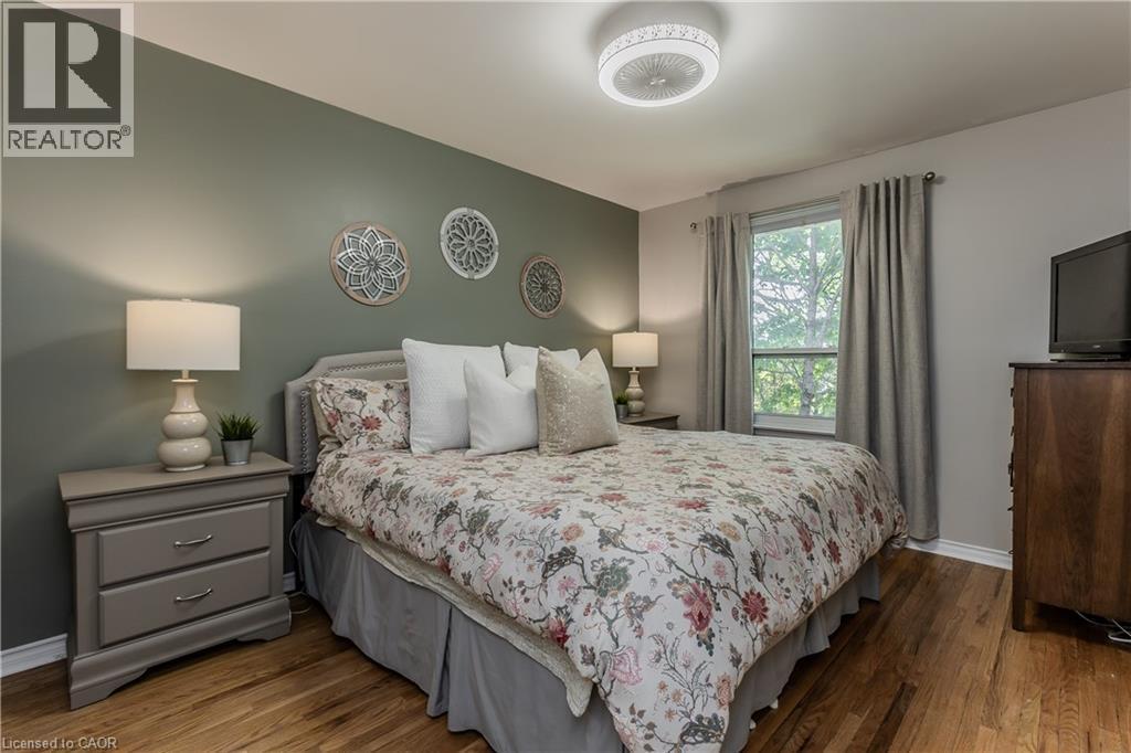 2157 Mountain Grove Avenue, Burlington, ON - Indoor Photo Showing Bedroom