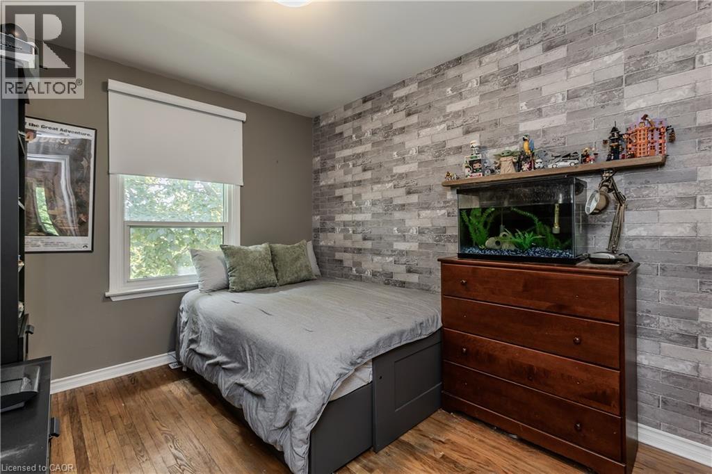 2157 Mountain Grove Avenue, Burlington, ON - Indoor Photo Showing Bedroom
