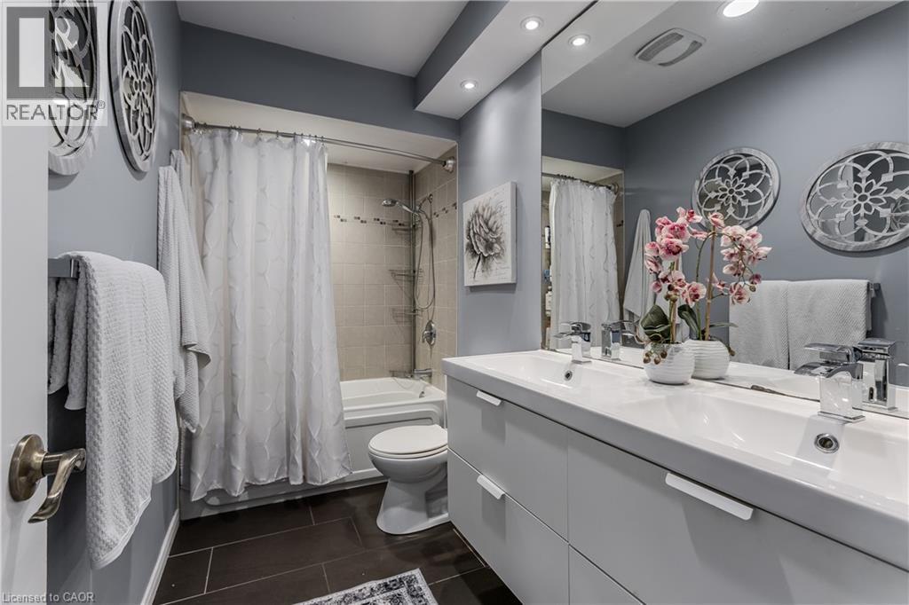 2157 Mountain Grove Avenue, Burlington, ON - Indoor Photo Showing Bathroom