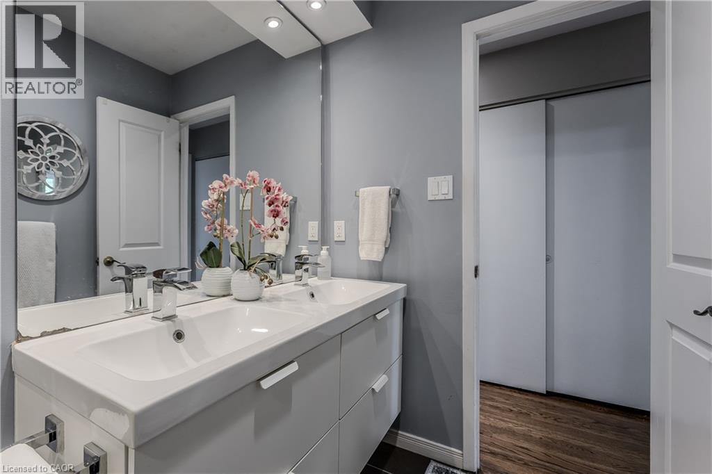 2157 Mountain Grove Avenue, Burlington, ON - Indoor Photo Showing Bathroom