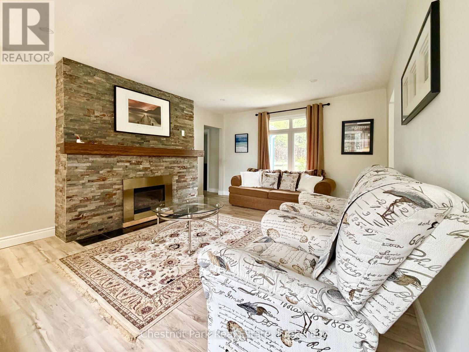 ... floor-to-ceiling stacked stone propane fp - 9211 118 Highway, Minden Hills (Minden), ON