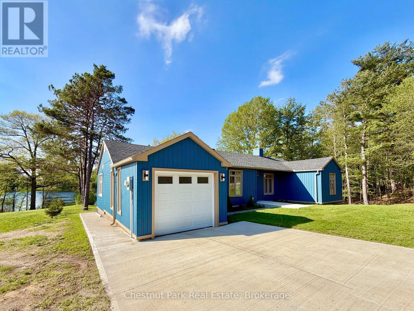 Attached garage and poured concrete driveway - 9211 118 Highway, Minden Hills (Minden), ON