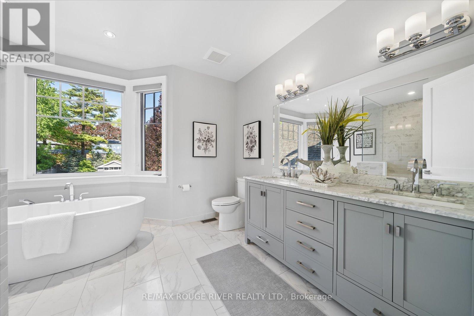 Primary 5 piece ensuite - 699 Front Road, Pickering, ON