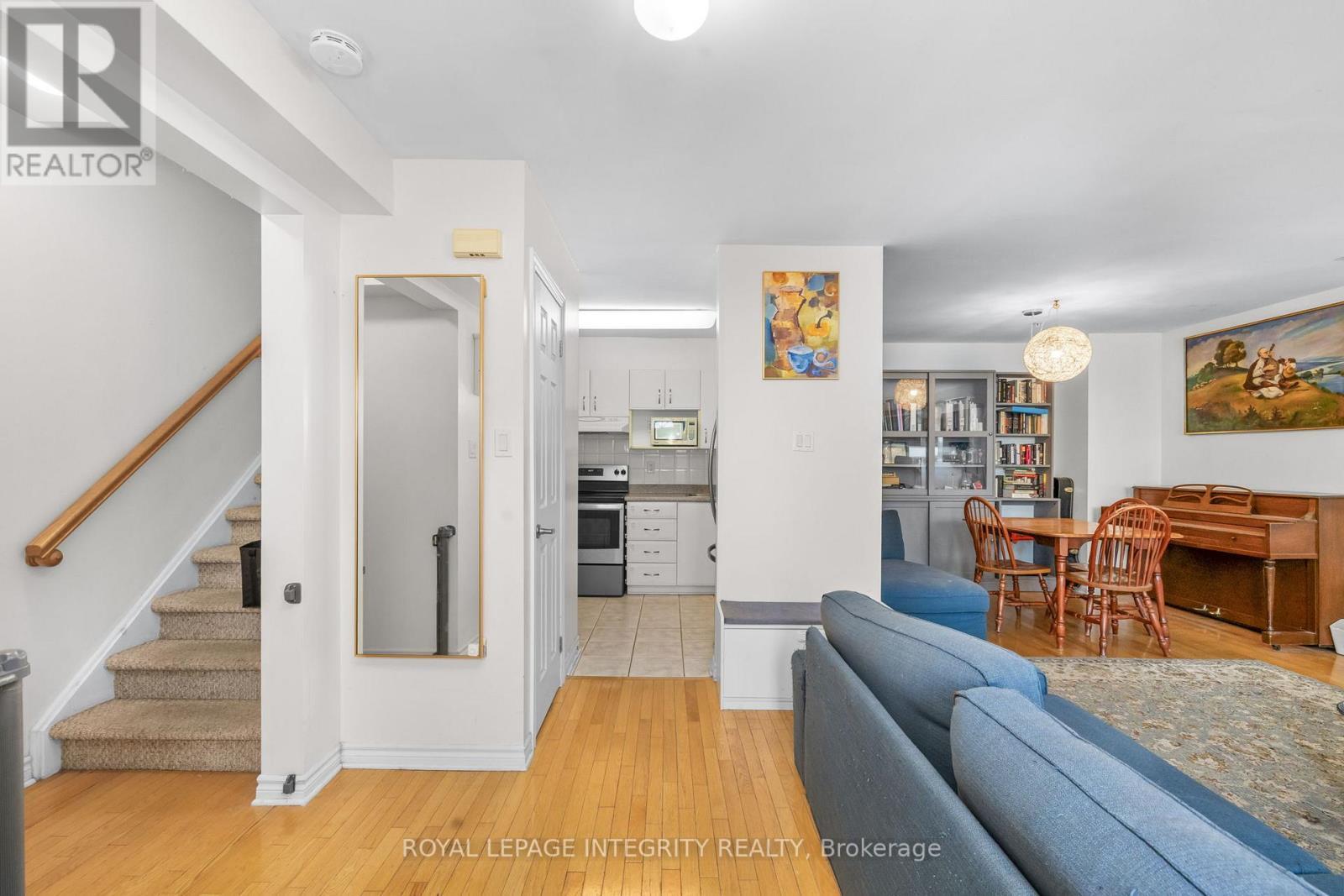 Front entrance reversed - 237 Cumberland Street, Ottawa, ON - Indoor