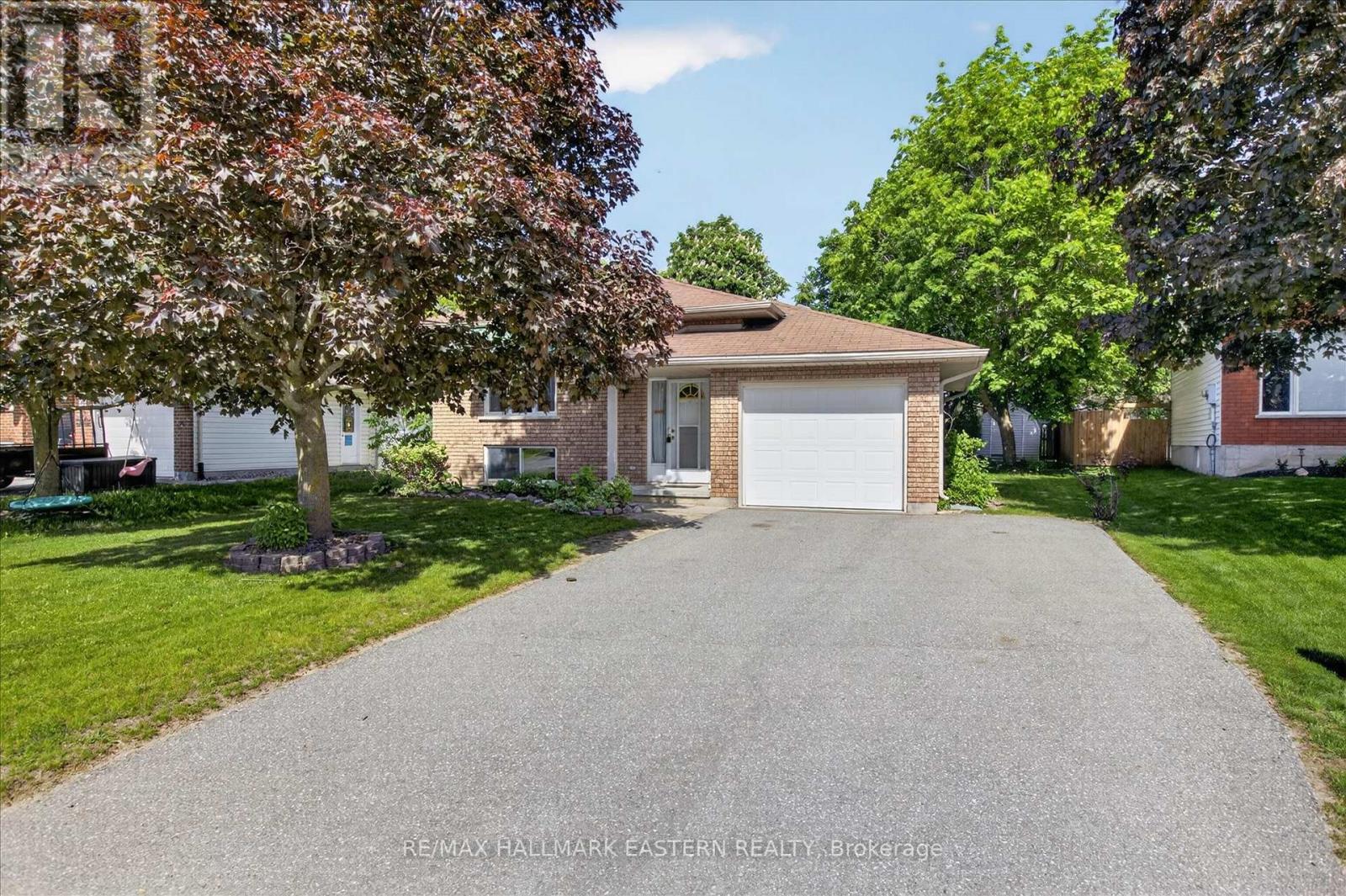 Double drive with parking for 4 - 890 Chapel Road, Peterborough (Ashburnham Ward 4), ON