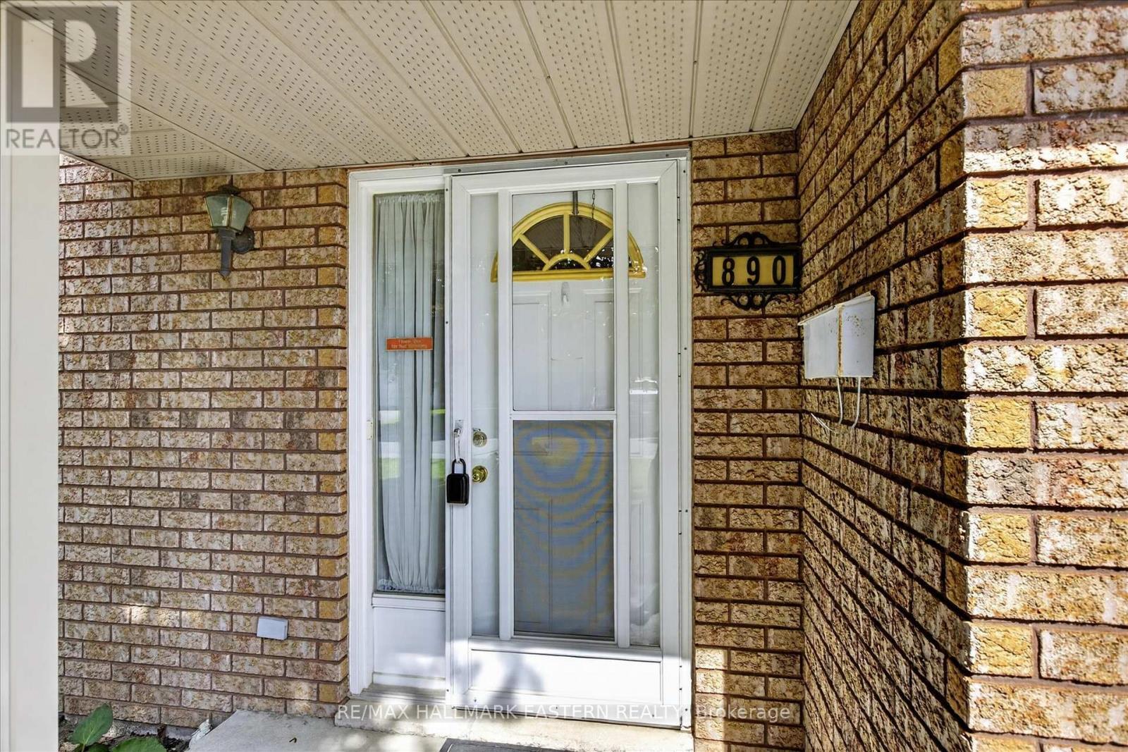 Covered entry - 890 Chapel Road, Peterborough (Ashburnham Ward 4), ON