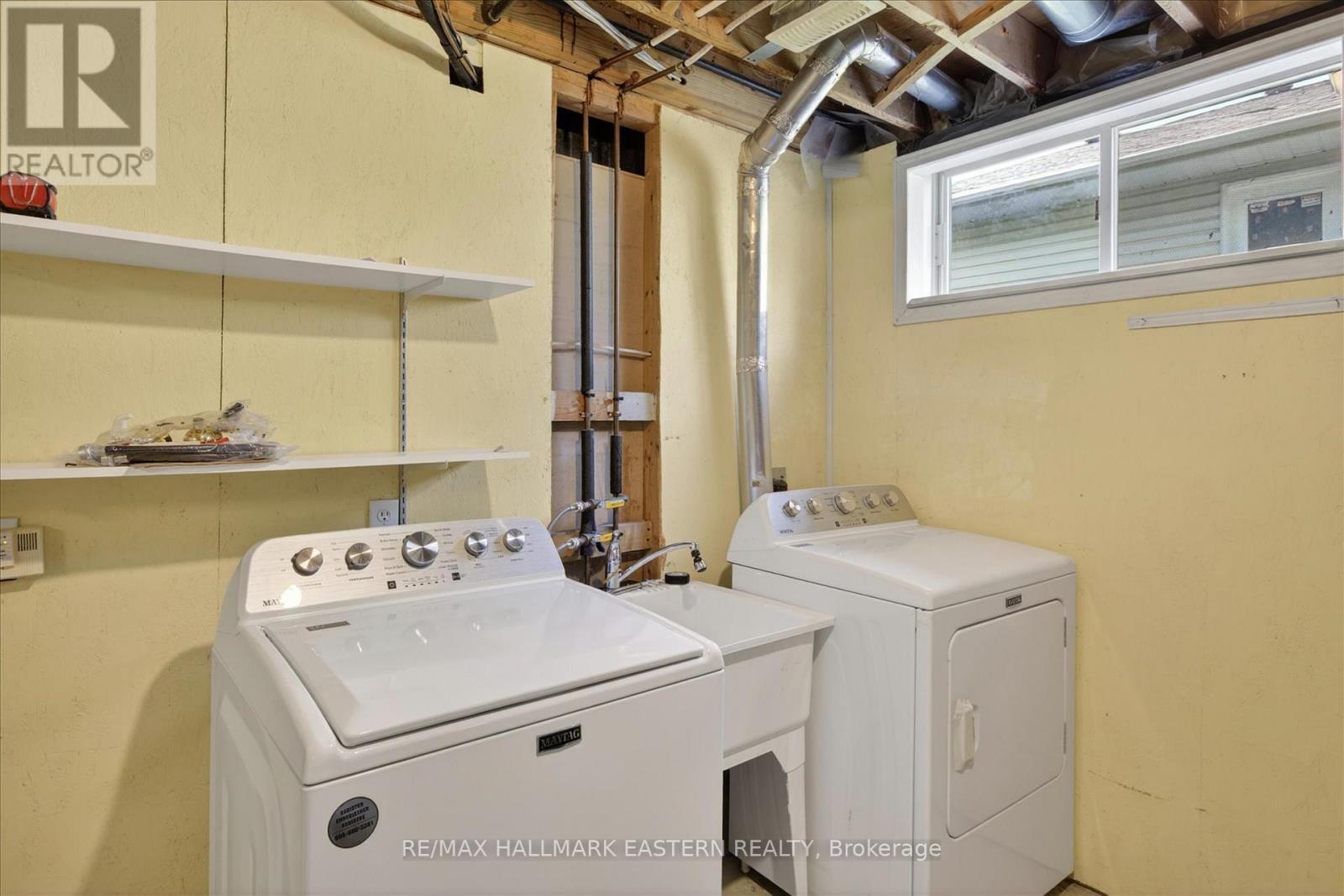 Spacious laundry area - 890 Chapel Road, Peterborough (Ashburnham Ward 4), ON