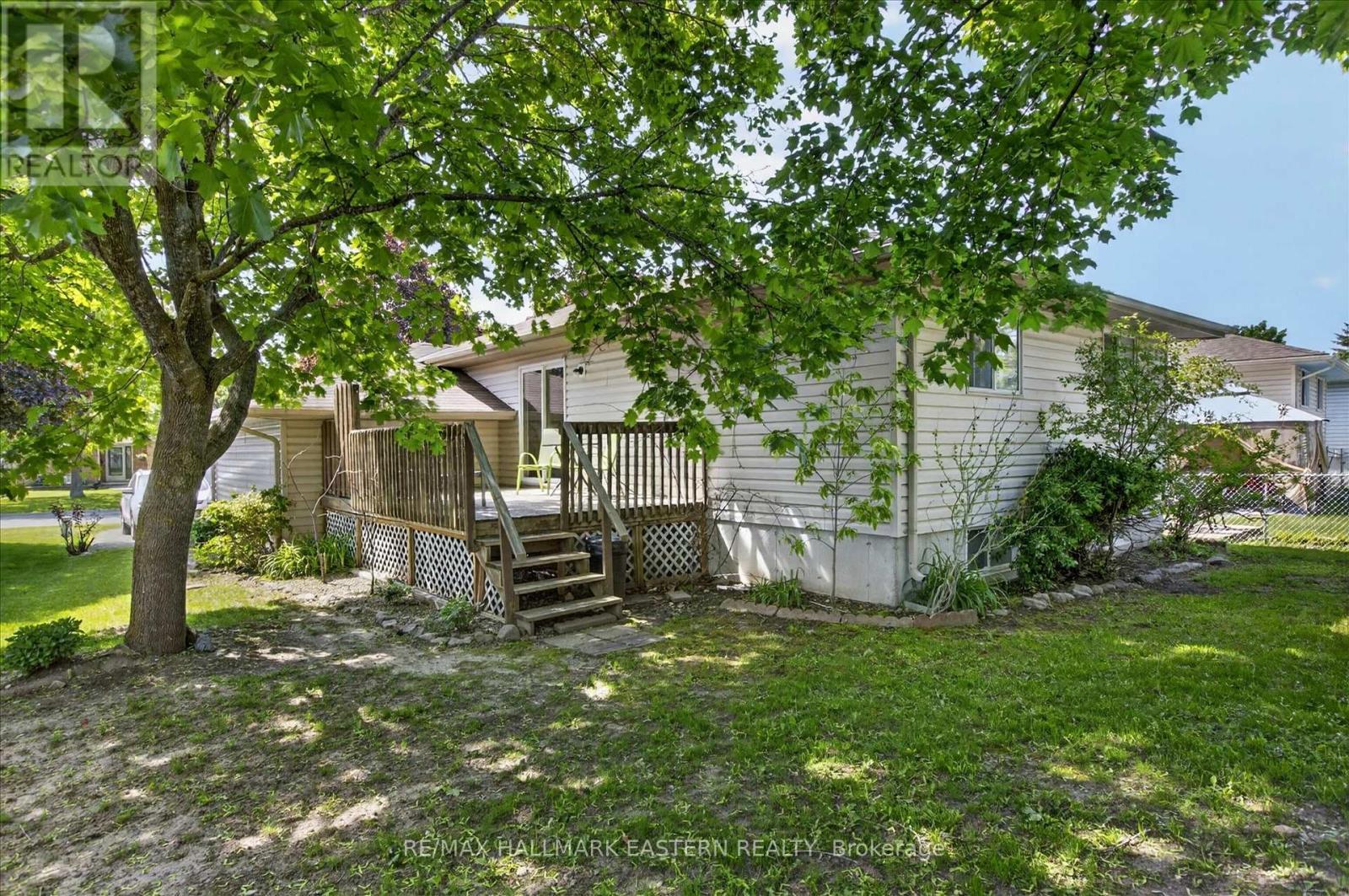 Deck off the kitchen. Summer get togethers. - 890 Chapel Road, Peterborough (Ashburnham Ward 4), ON