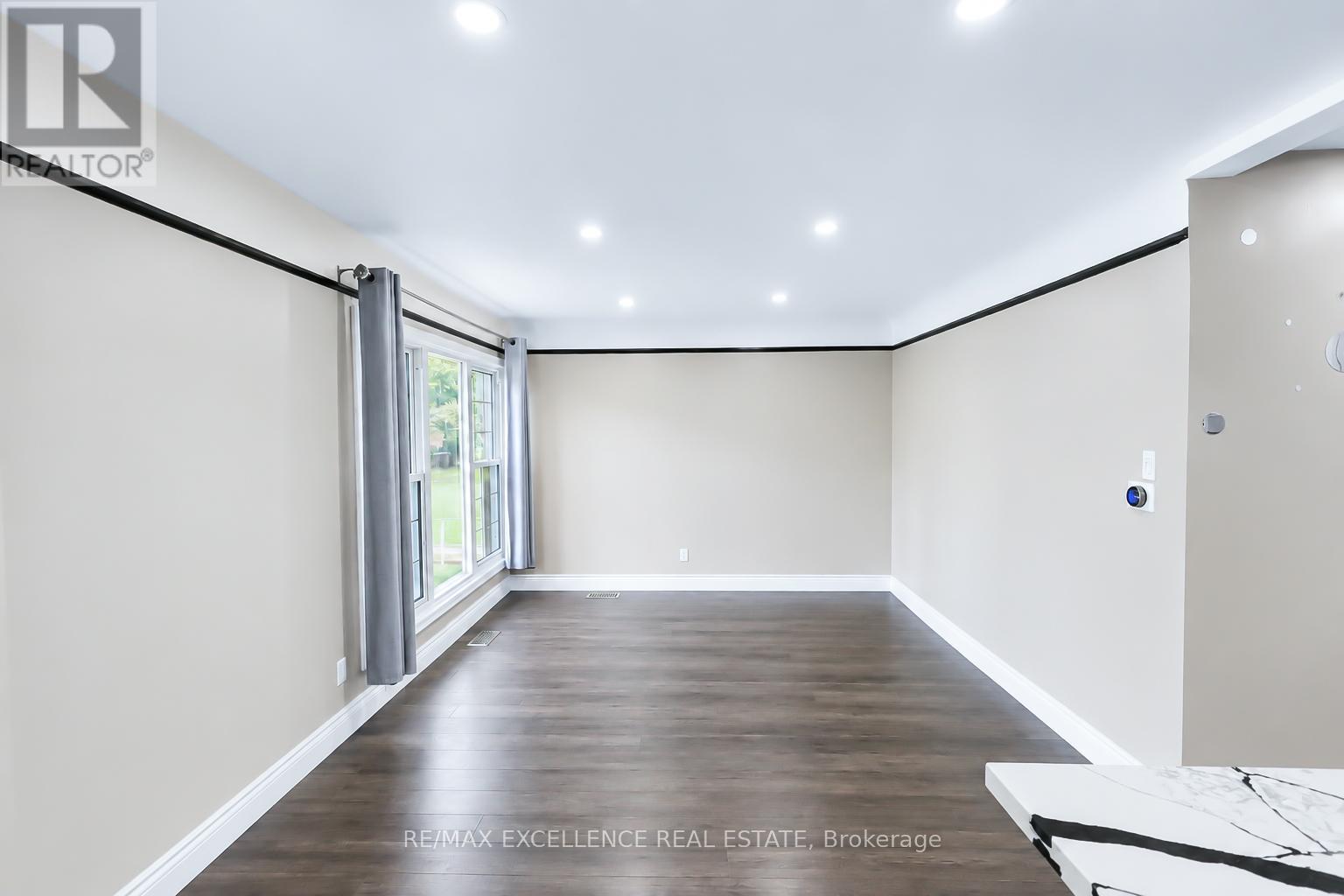 Living - 35 Siebert Avenue, Kitchener, ON