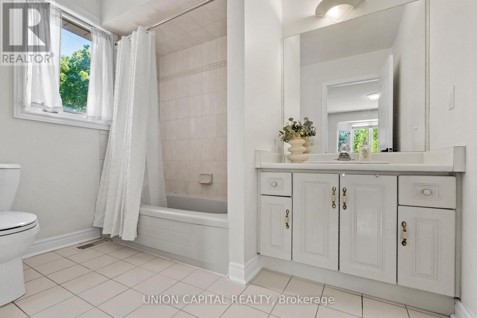 4 piece second bedroom ensuite - 99 Abitibi Avenue, Toronto, ON