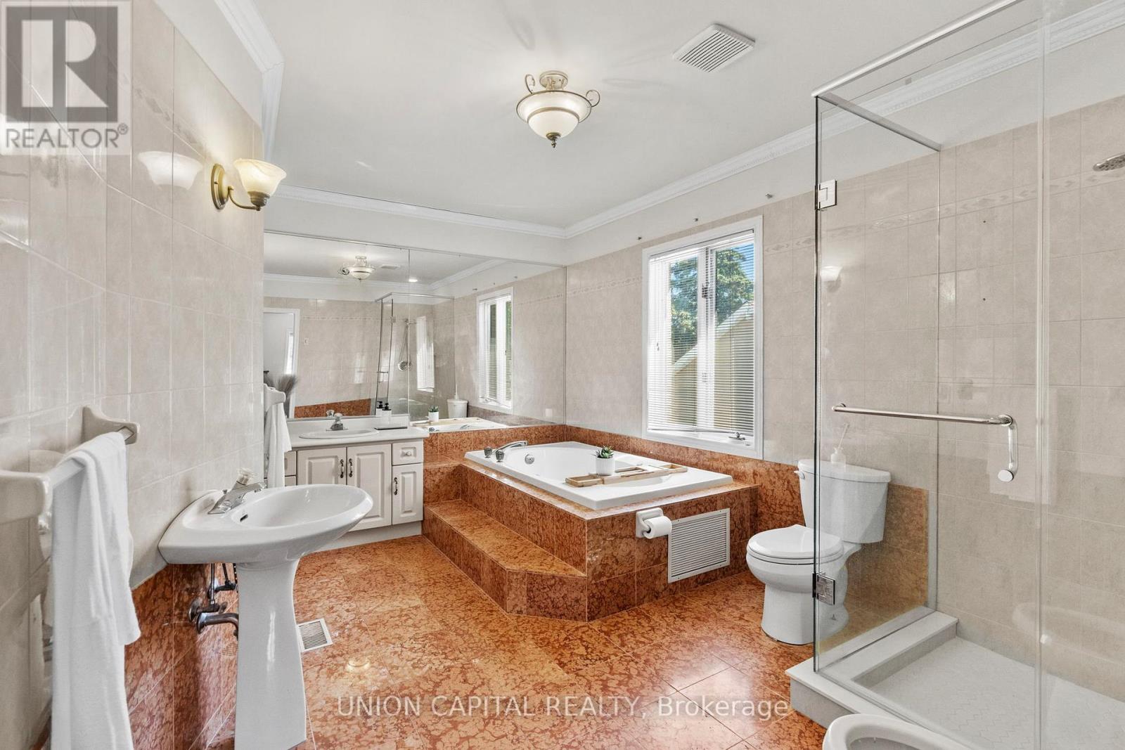6 piece primary ensuite - 99 Abitibi Avenue, Toronto, ON