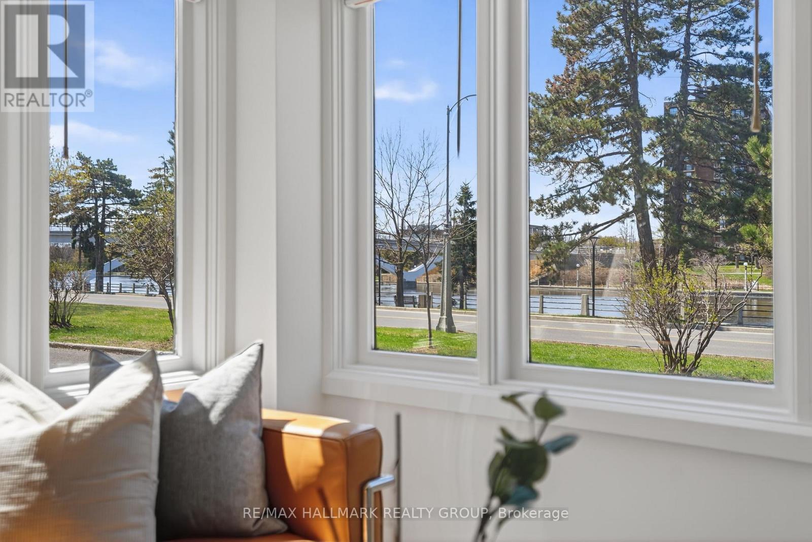 425 Echo Drive, Ottawa, ON