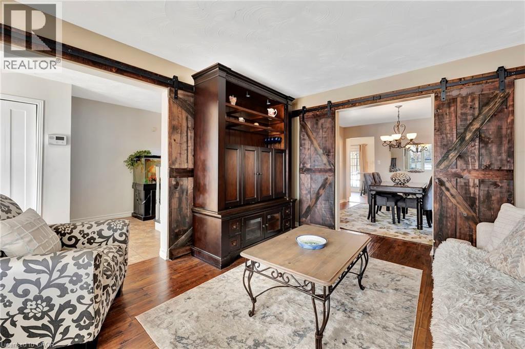 52 Beckett Drive, Brantford, ON - Indoor Photo Showing Living Room