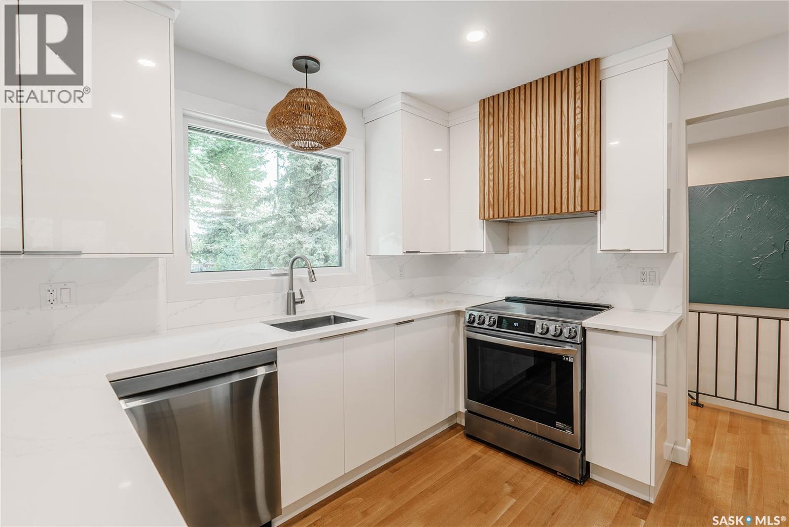414 Lake Crescent, Saskatoon, SK