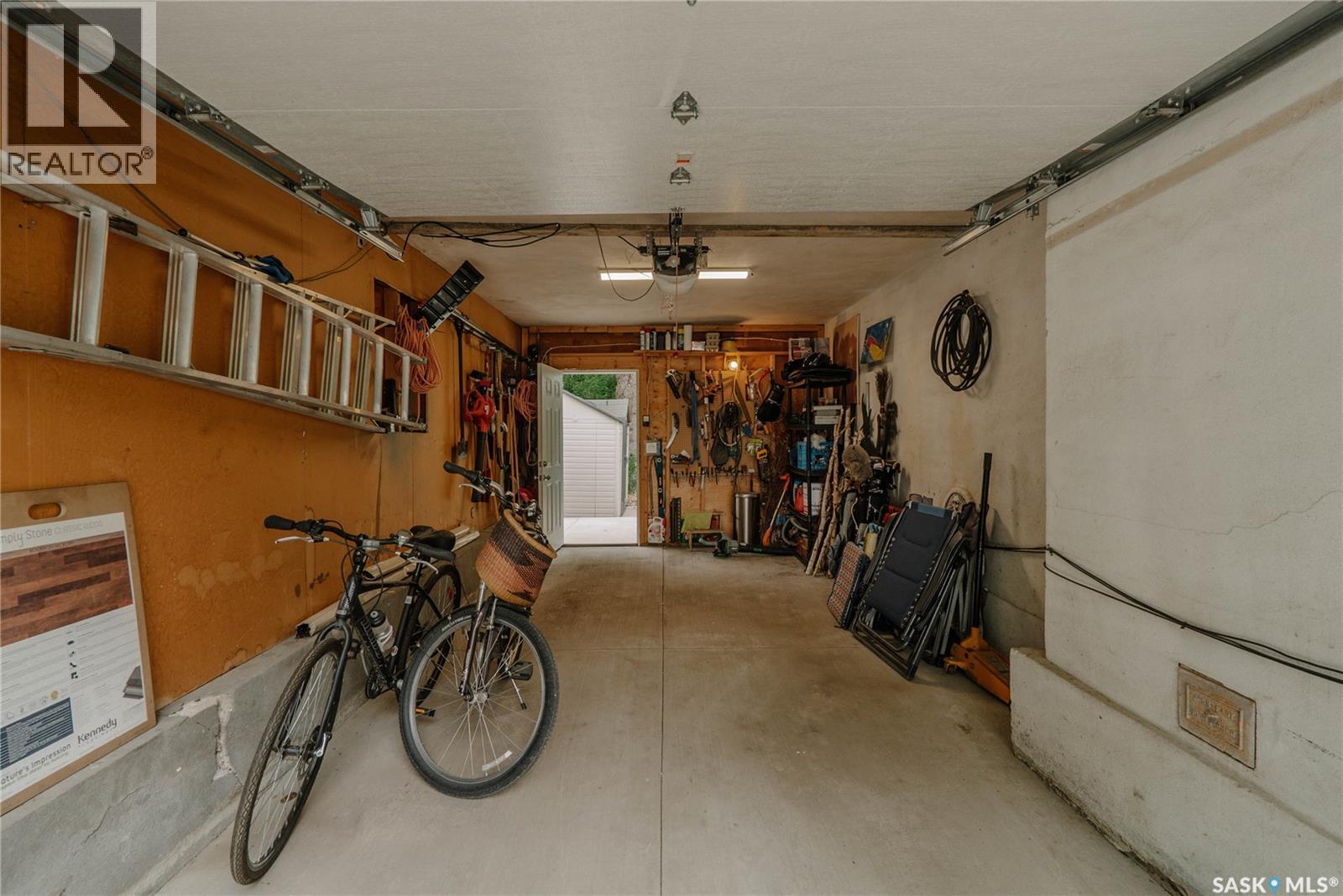 414 Lake Crescent, Saskatoon, SK