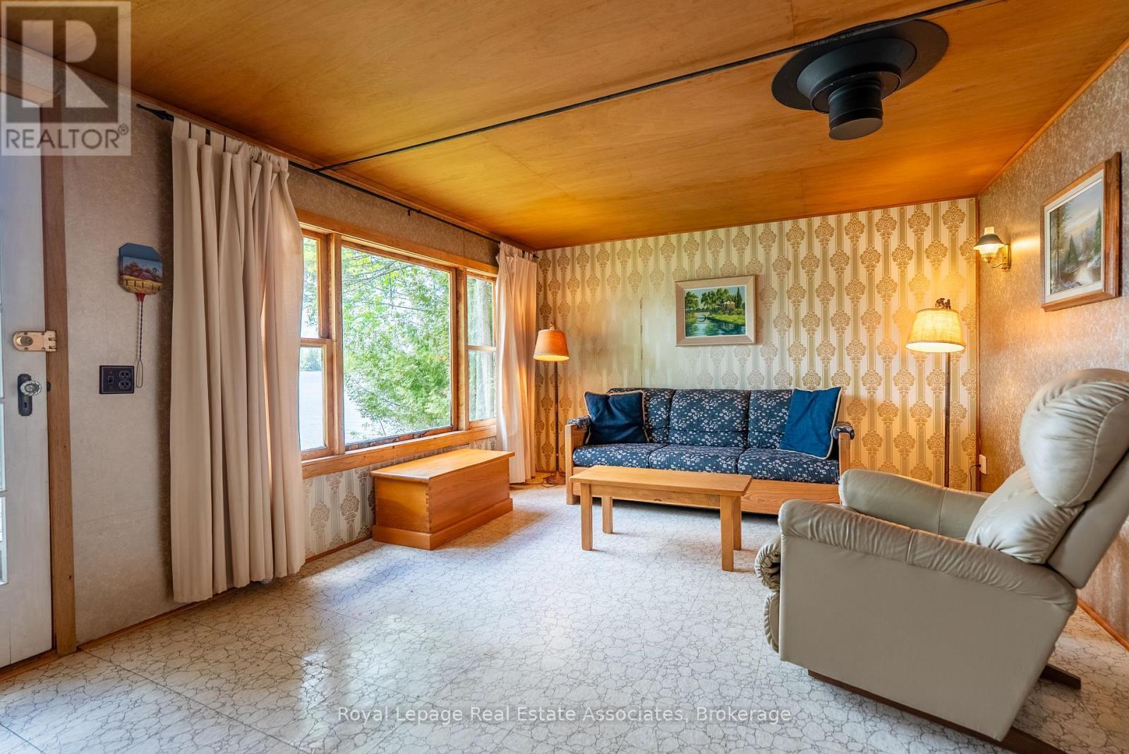 243 Beach Lane, Wollaston, ON - Indoor Photo Showing Living Room