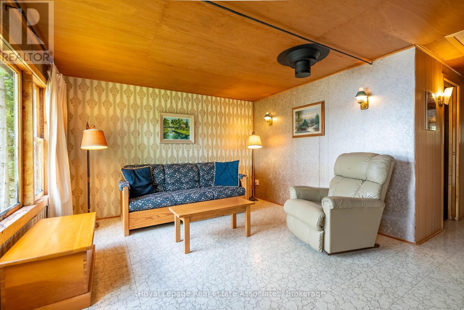 243 Beach Lane, Wollaston, ON - Indoor Photo Showing Living Room