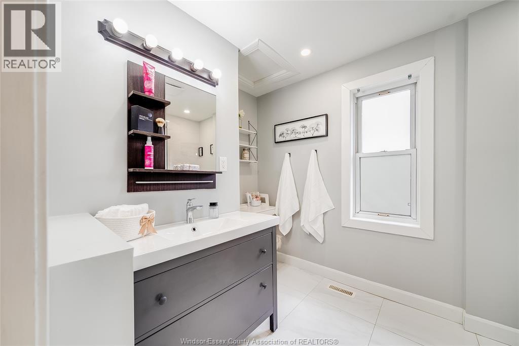 1511 Hall, Windsor, ON