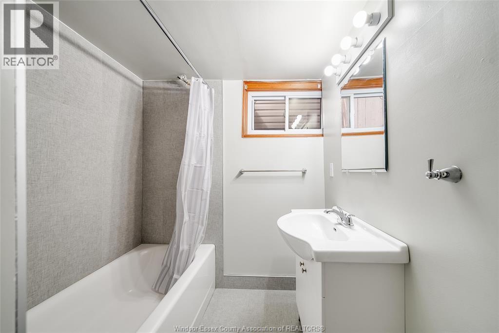1511 Hall, Windsor, ON