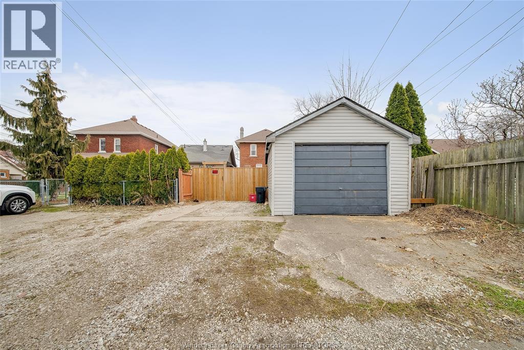 1511 Hall, Windsor, ON