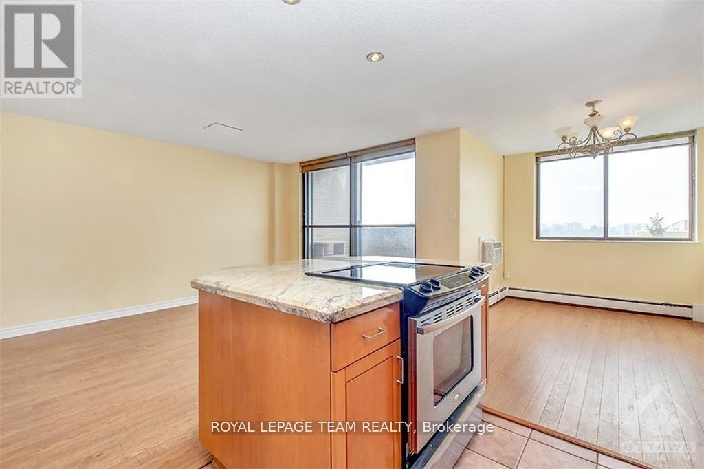 644 - 515 St Laurent Boulevard, Ottawa, ON - Indoor Photo Showing Kitchen