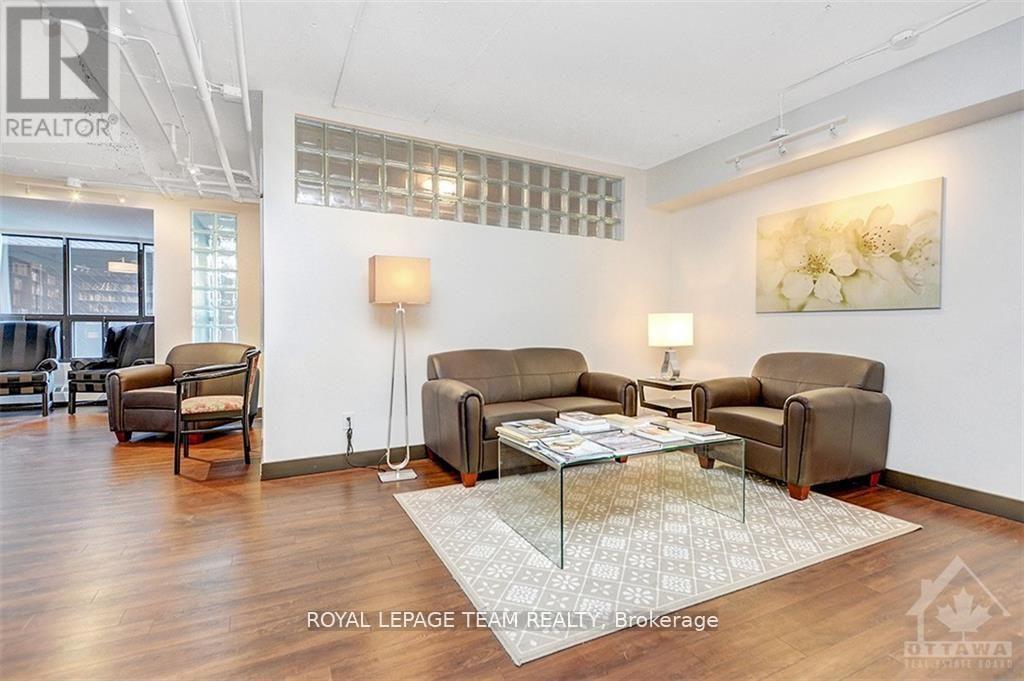 644 - 515 St Laurent Boulevard, Ottawa, ON - Indoor Photo Showing Living Room