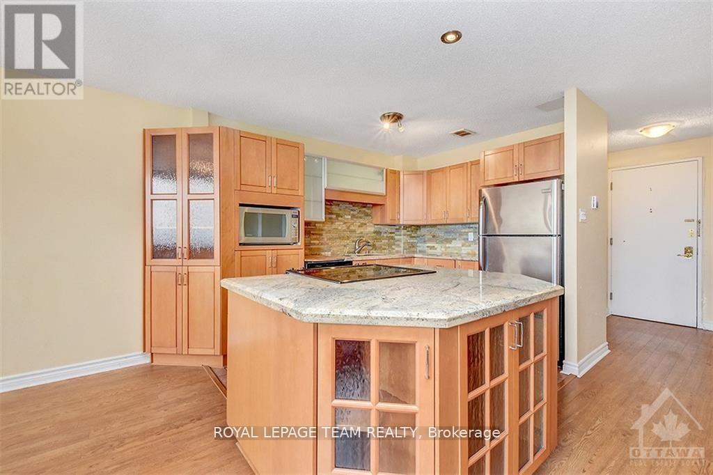 644 - 515 St Laurent Boulevard, Ottawa, ON - Indoor Photo Showing Kitchen