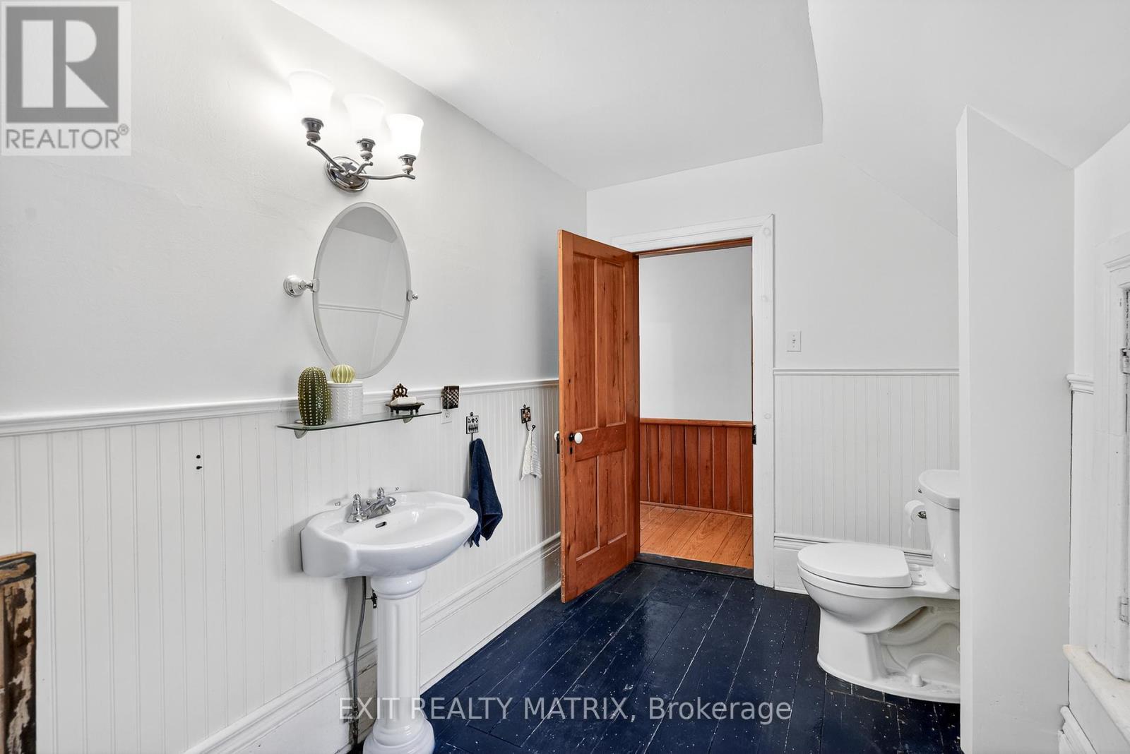 2nd floor bath w/ soaker tub - 7499 Bank Street, Ottawa, ON