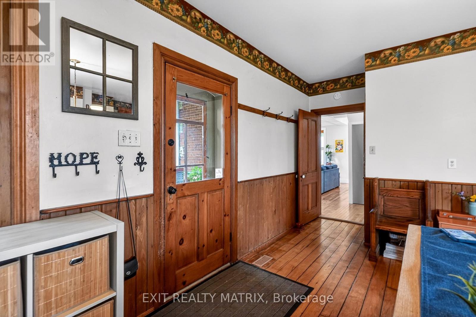 Large kitchen w/ pantry & 2nd staircase to 2nd flr - 7499 Bank Street, Ottawa, ON