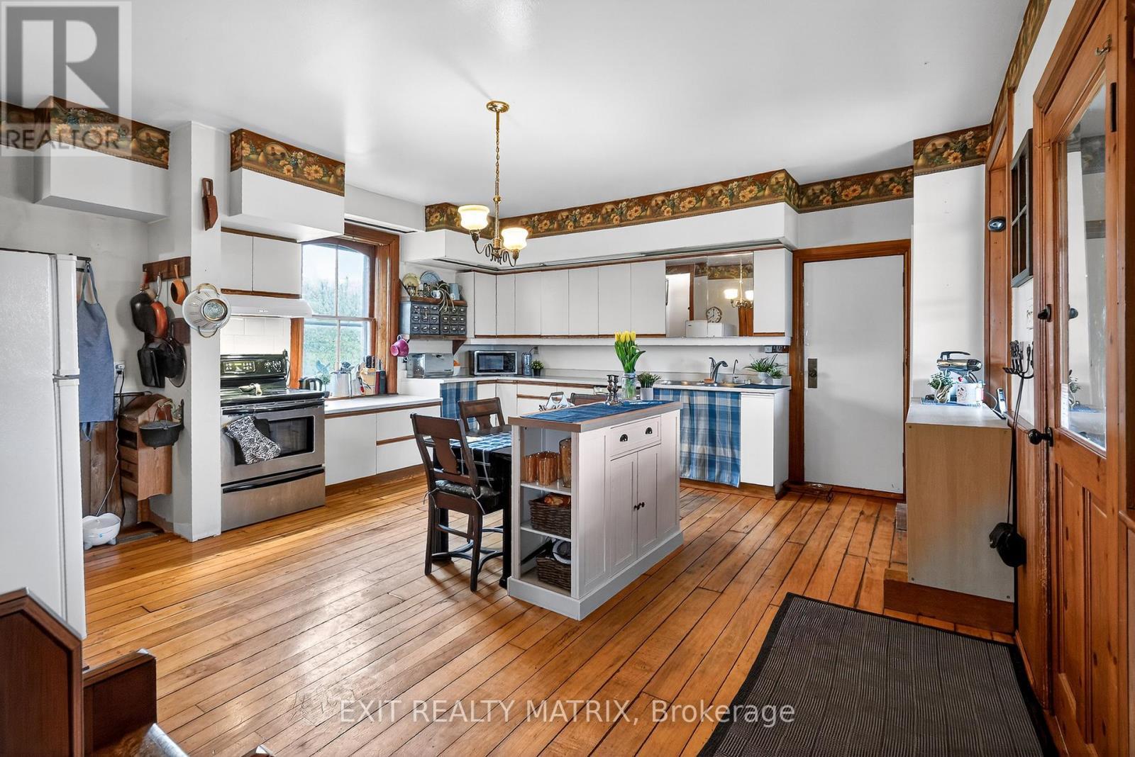 Large kitchen w/ pastry counter - 7499 Bank Street, Ottawa, ON