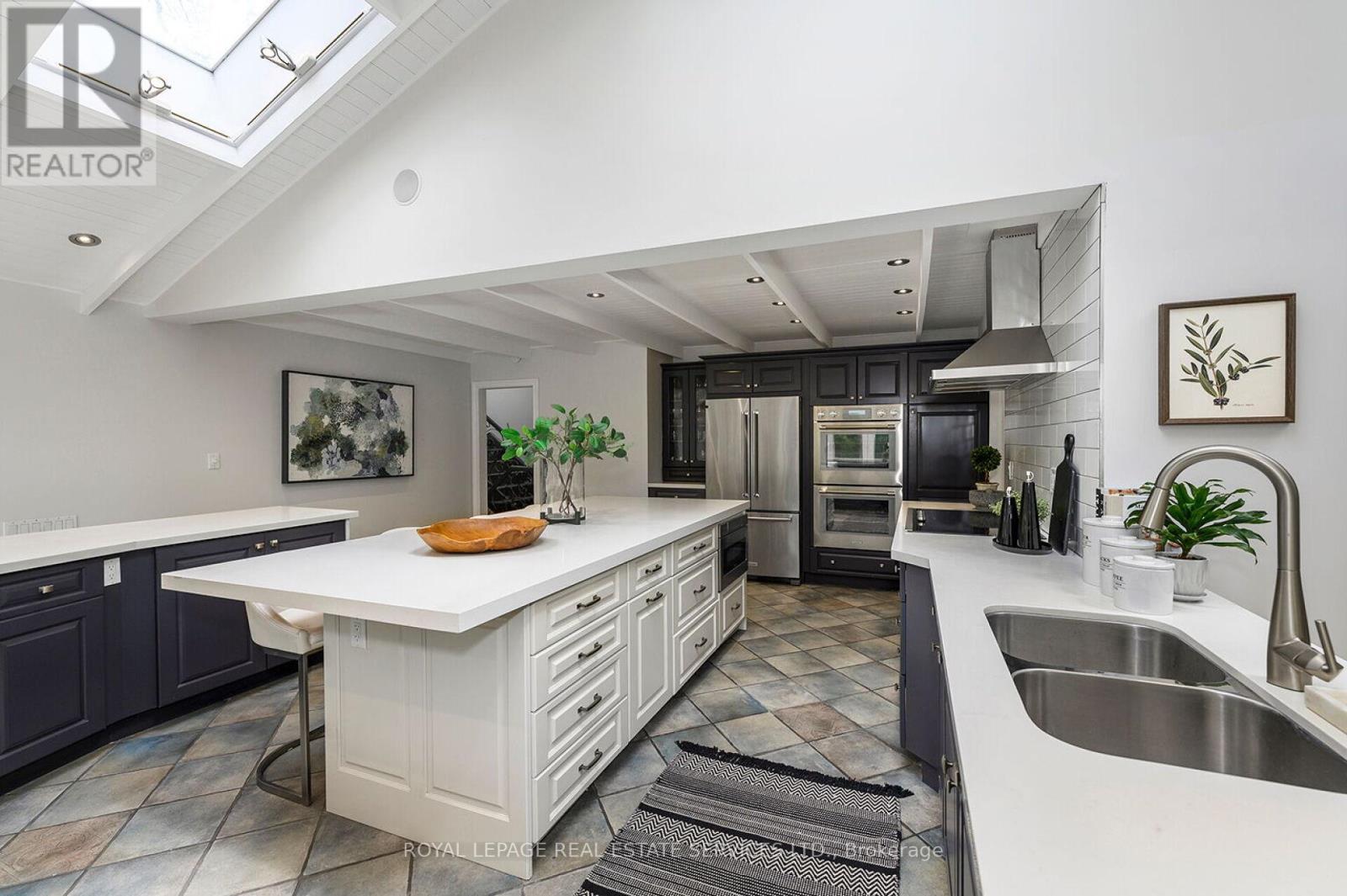 1454 Chasehurst Drive, Mississauga, ON - Indoor Photo Showing Kitchen With Double Sink