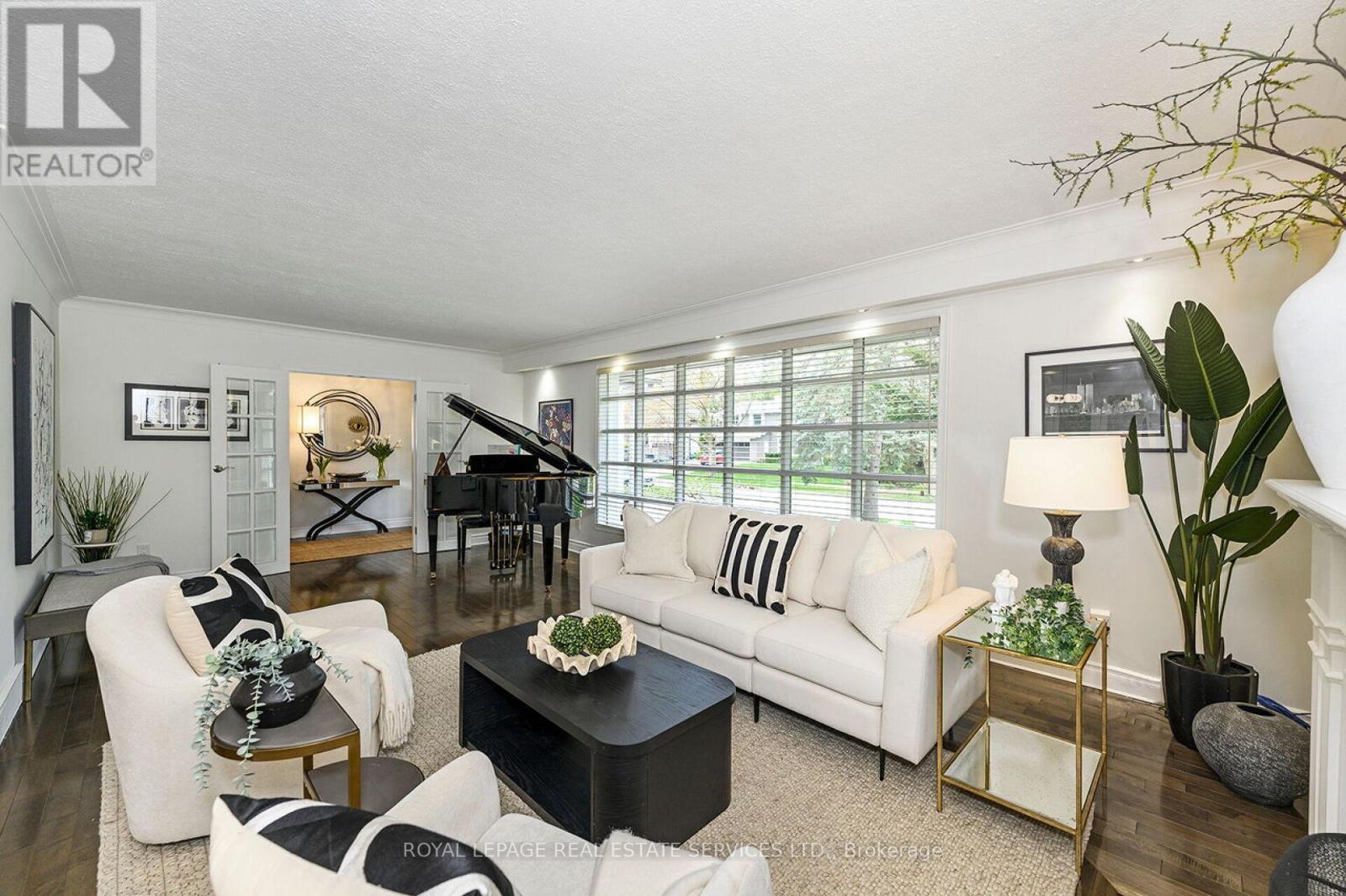 1454 Chasehurst Drive, Mississauga, ON - Indoor Photo Showing Living Room