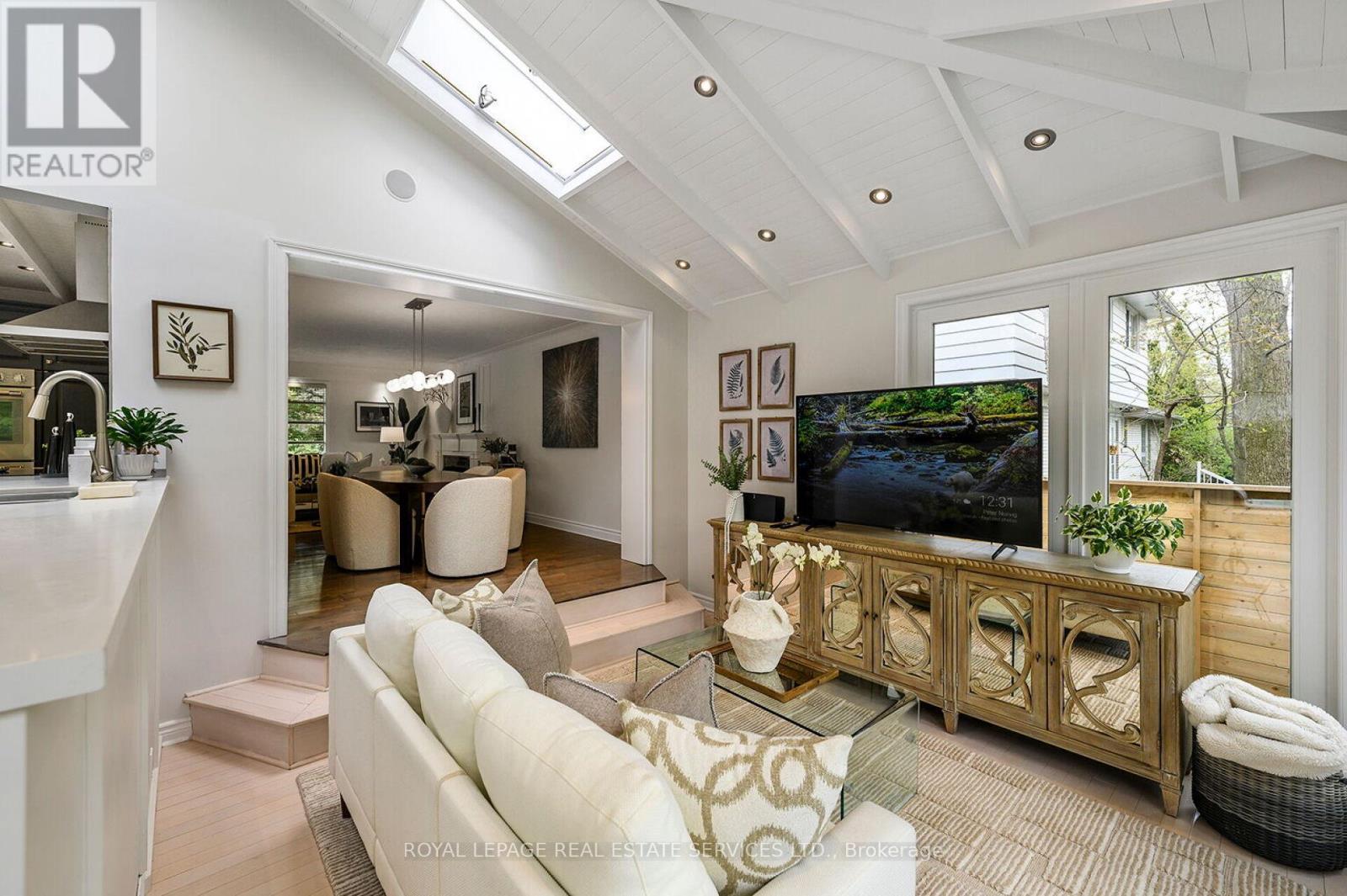 1454 Chasehurst Drive, Mississauga, ON - Indoor Photo Showing Living Room