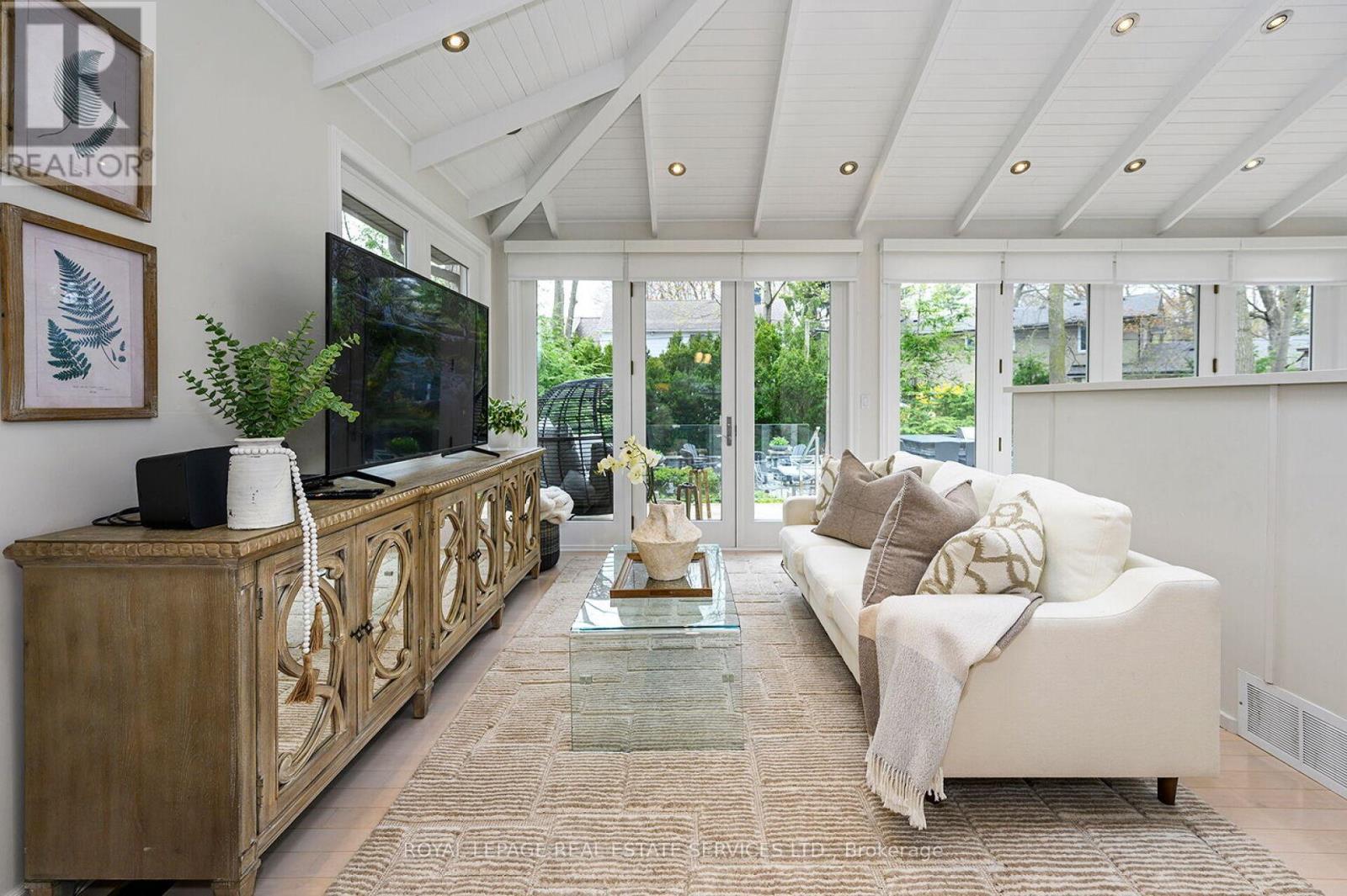 1454 Chasehurst Drive, Mississauga, ON - Indoor Photo Showing Living Room