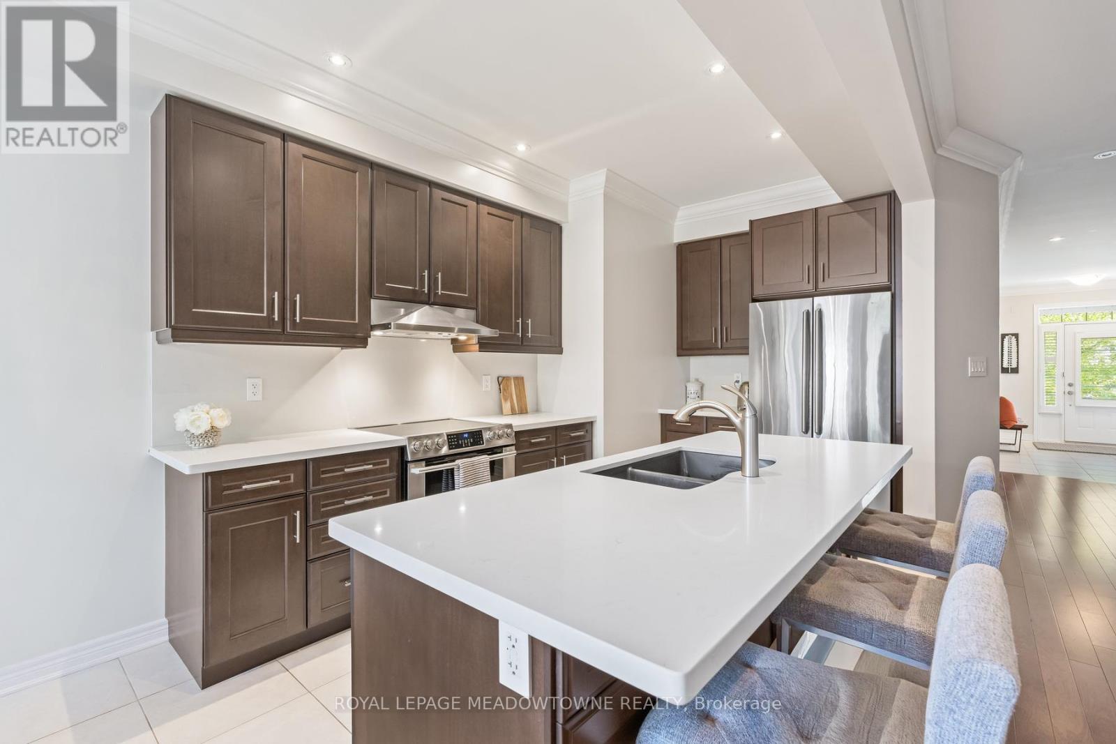 45 Rain Forest Lane, Halton Hills, ON - Indoor Photo Showing Kitchen With Double Sink With Upgraded Kitchen