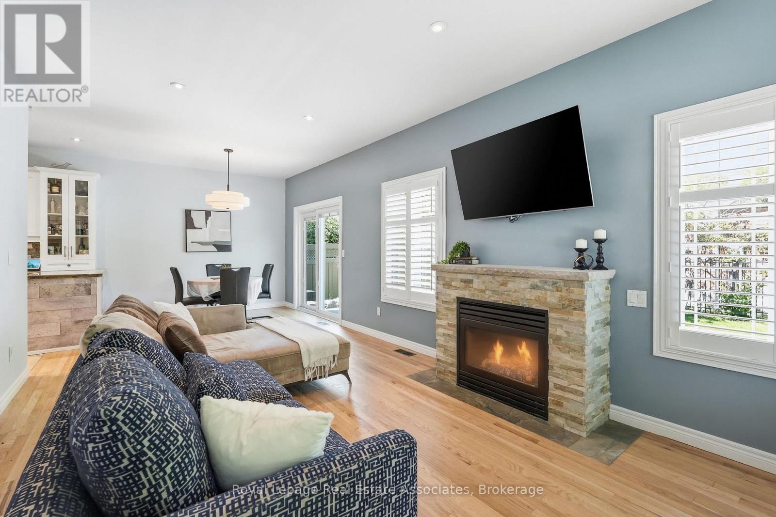 31 Commando Court, Hamilton, ON - Indoor Photo Showing Living Room With Fireplace