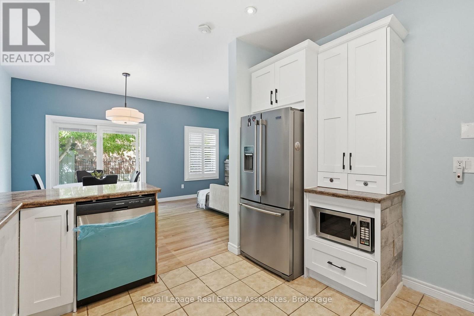 31 Commando Court, Hamilton, ON - Indoor Photo Showing Kitchen