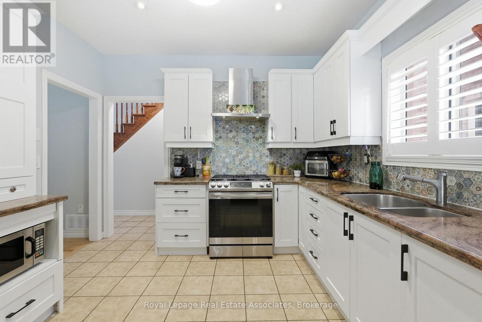 31 Commando Court, Hamilton, ON - Indoor Photo Showing Kitchen With Double Sink