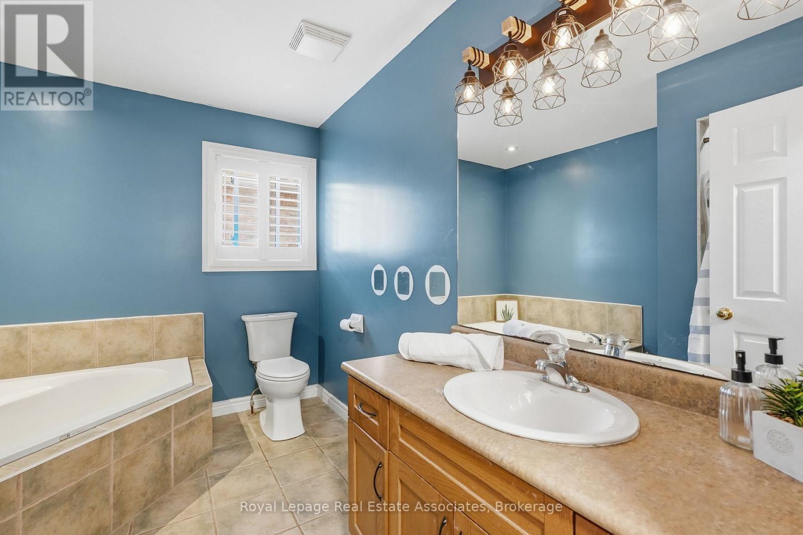 31 Commando Court, Hamilton, ON - Indoor Photo Showing Bathroom